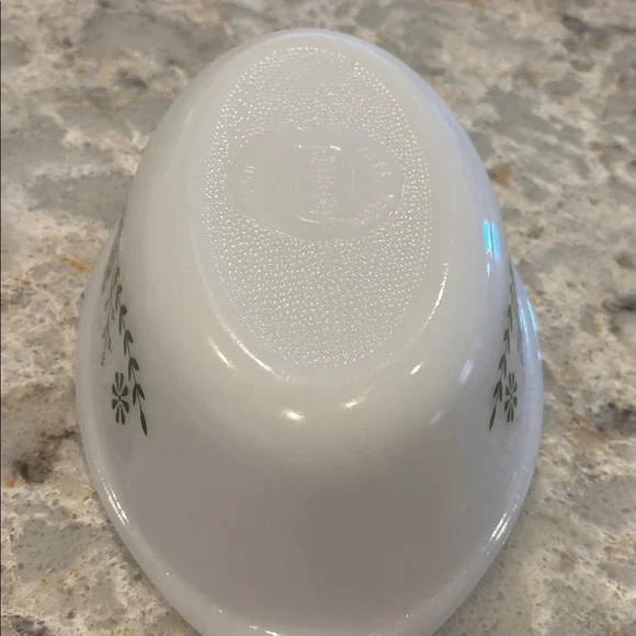 Glassware casserole 1 quart milk glass dish in green daisy pattern. 10 wide - Picture 4 of 9